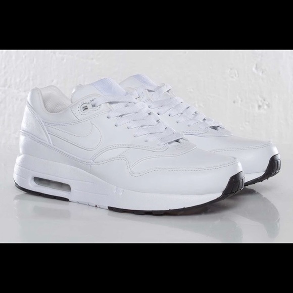 white leather nikes womens